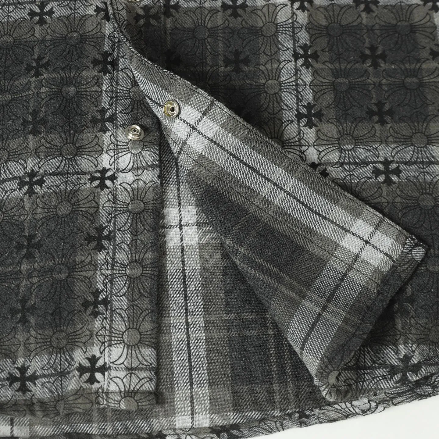 🅿️330 CH Crow Heart Leather Label Metal Checkered Shirt Jacket. Original Crow family's unique identity embellished with silver buckle cross leather stamp, custom-dyed dark pattern brand fabric, high-quality checkered pattern tailoring, cross leather badge splicing on the sleeves, one-sided patch pocket design on the chest, custom-made high-quality lettering hardware accessories, distressed retro silver buckles, three-dimensional version. The upper body is sassy and handsome. Natural high-street style. Needless to say, the upper body effect is natural. It is at the forefront of the trend. Its vibrant design and versatile attributes can surprise you no matter how you match it! Size: S-XL